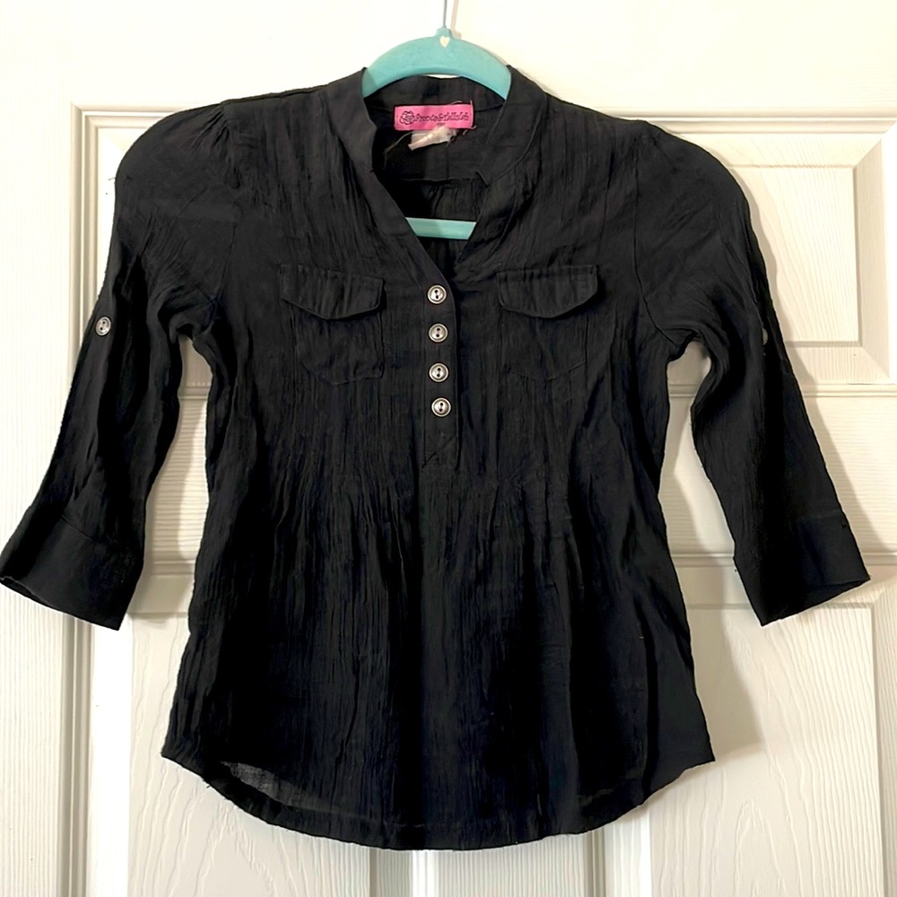 🖤Bundle 3/$15🖤 EUC Little girl’s blouse with roll-up sleeves. Size Medium.